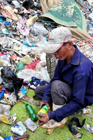Bữa[-]cơm[-]tất[-]niên[-]giữa[-]bãi[-]rác[-]khổng[-]lồ